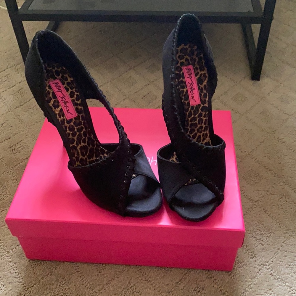 Betsey Johnson women’s size 7 1/2 satin heels